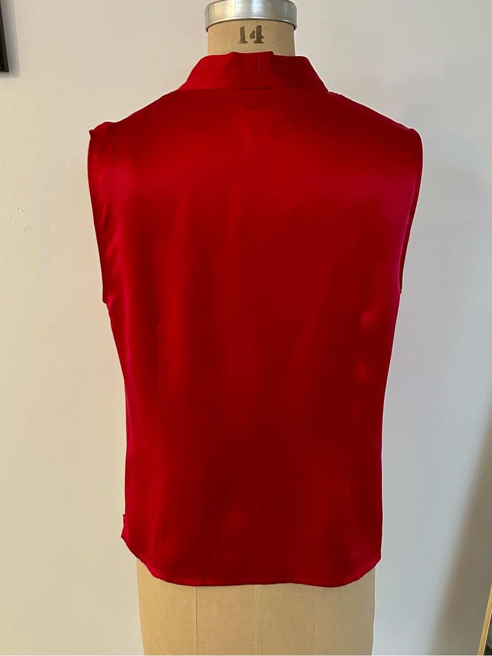 Talbots Women’s Ruby Red V-Neck Silk Satin pleated Sleeveless Blouse Sz 14 - Picture 4 of 12